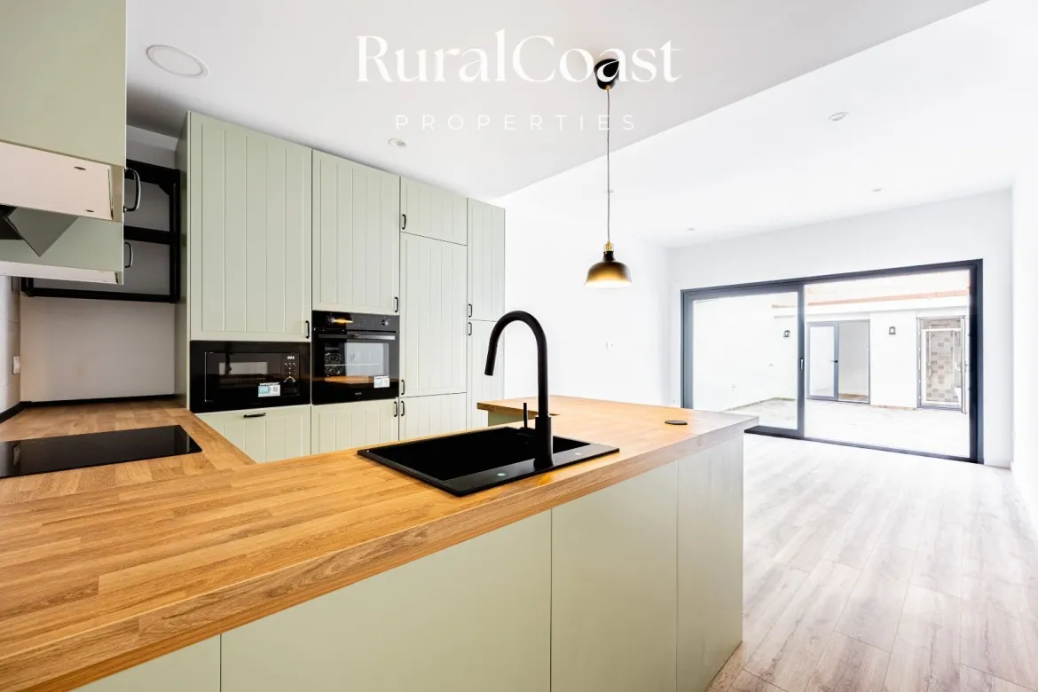 Amerikanische Küche mit Theke und modernem Design