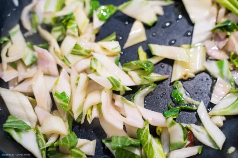 Anbraten der Mangoldstiele in der Pfanne für eine knackige Textur