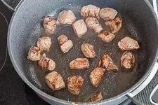 Anbraten des Gulaschfleisches in Butterschmalz bei hoher Temperatur für intensive Röstaromen