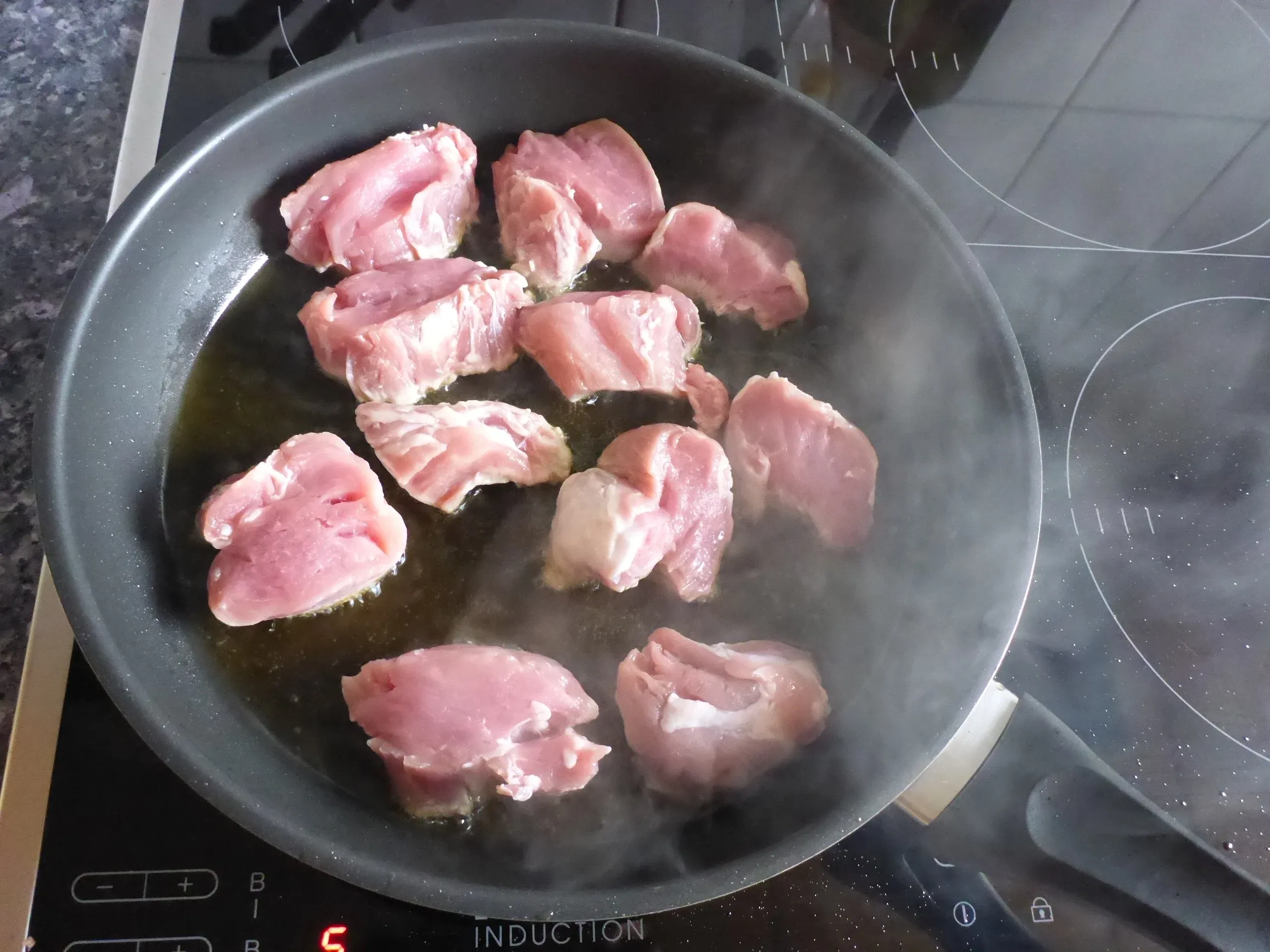 Angebratene Schweinefilet-Medaillons bereit für die Auflaufform der Schnitzelpfanne