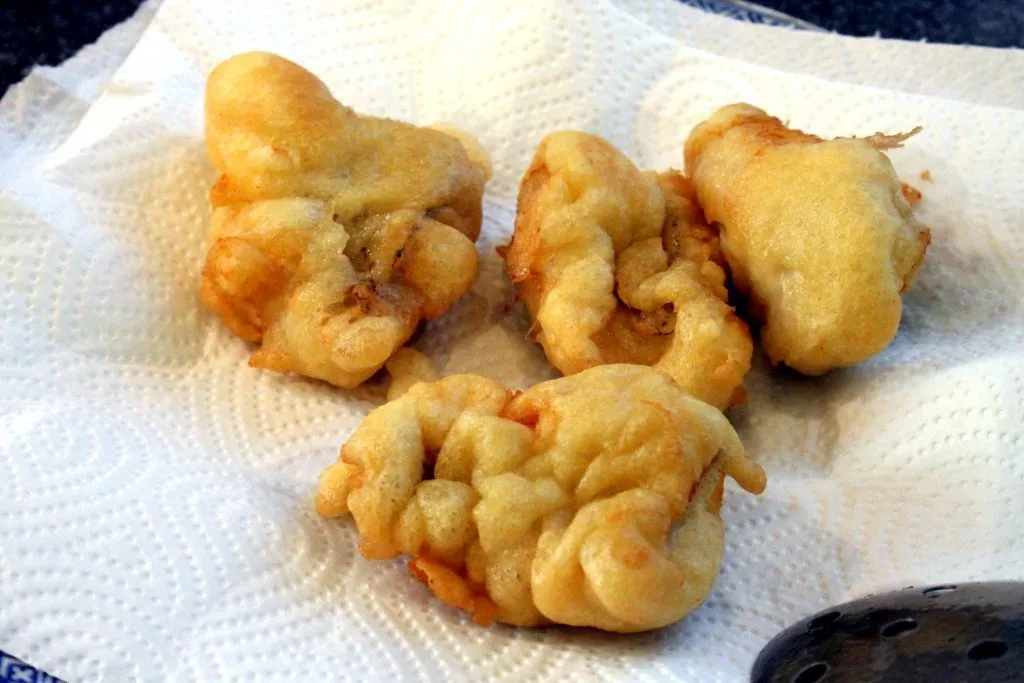 Angebratener grüner Spargel mit gehacktem Knoblauch als aromatische Beilage zu Fischgerichten