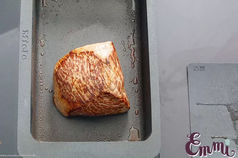 Angebratenes Rindfleisch im Bräter