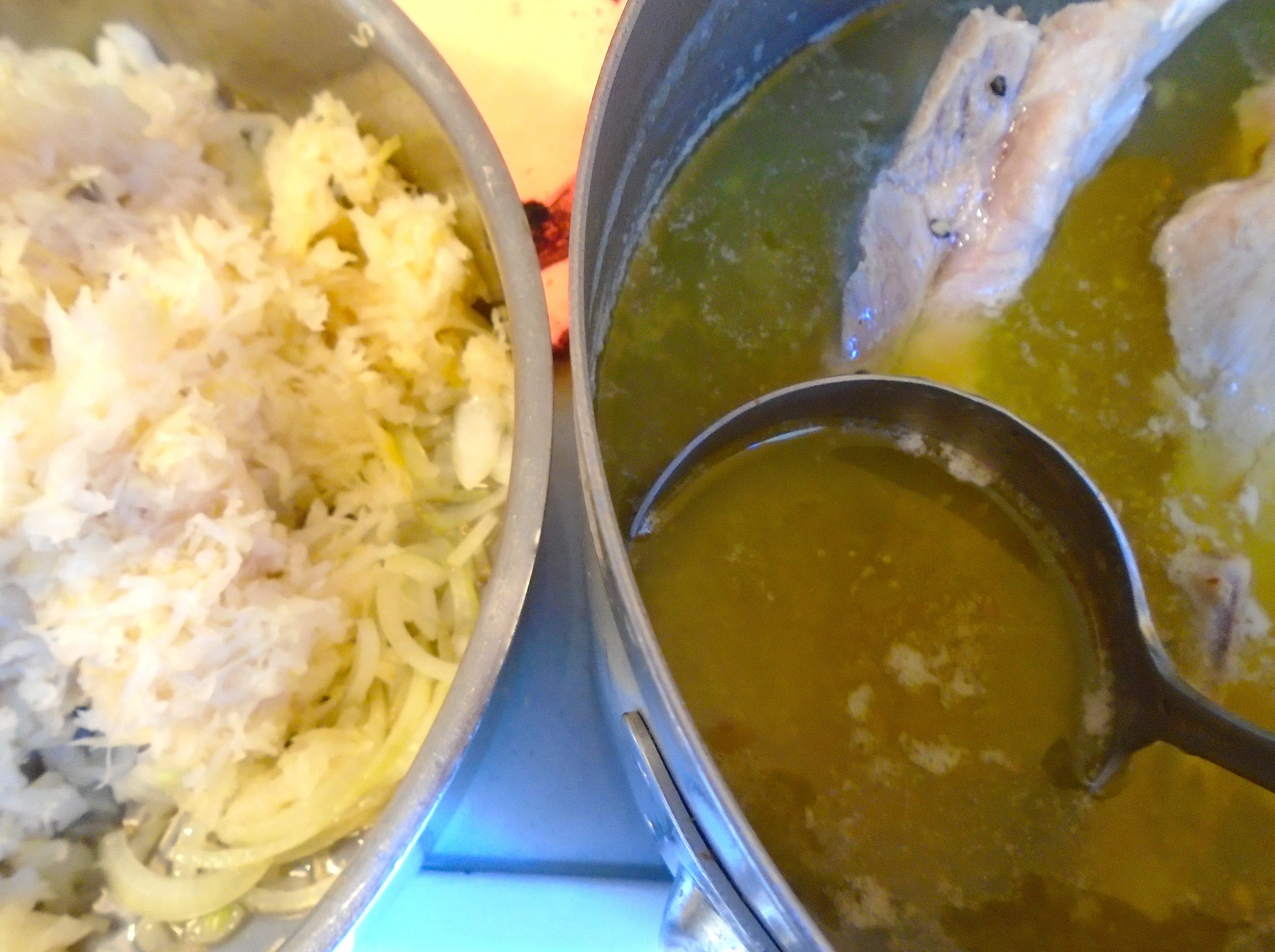 Angedünstetes Sauerkraut mit Zwiebeln, Zucker und Rippchenfond köchelt langsam