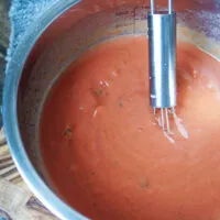 Angerührte cremige Sauce in der Schüssel