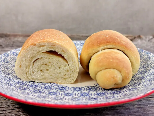 Angeschnittene italienische Panini All'Olio, die die zarte, luftige und weiche Krume im Inneren zeigen
