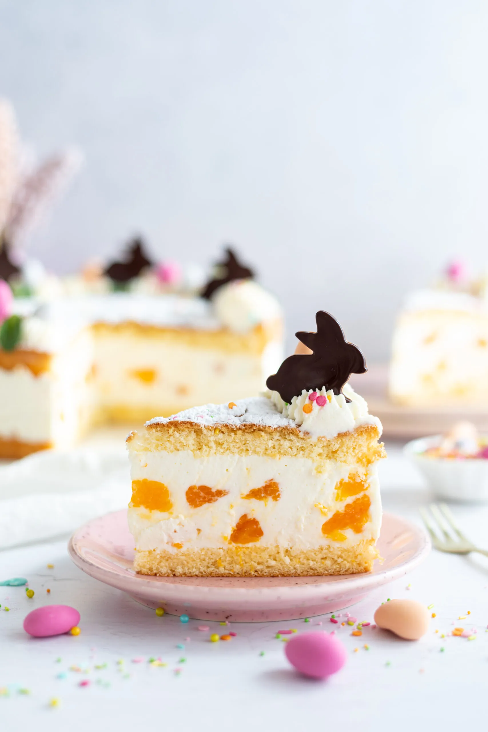 Angeschnittene Mandarinen Käsesahnetorte mit fluffigem Biskuit und reichlich fruchtiger Quark-Sahne-Füllung