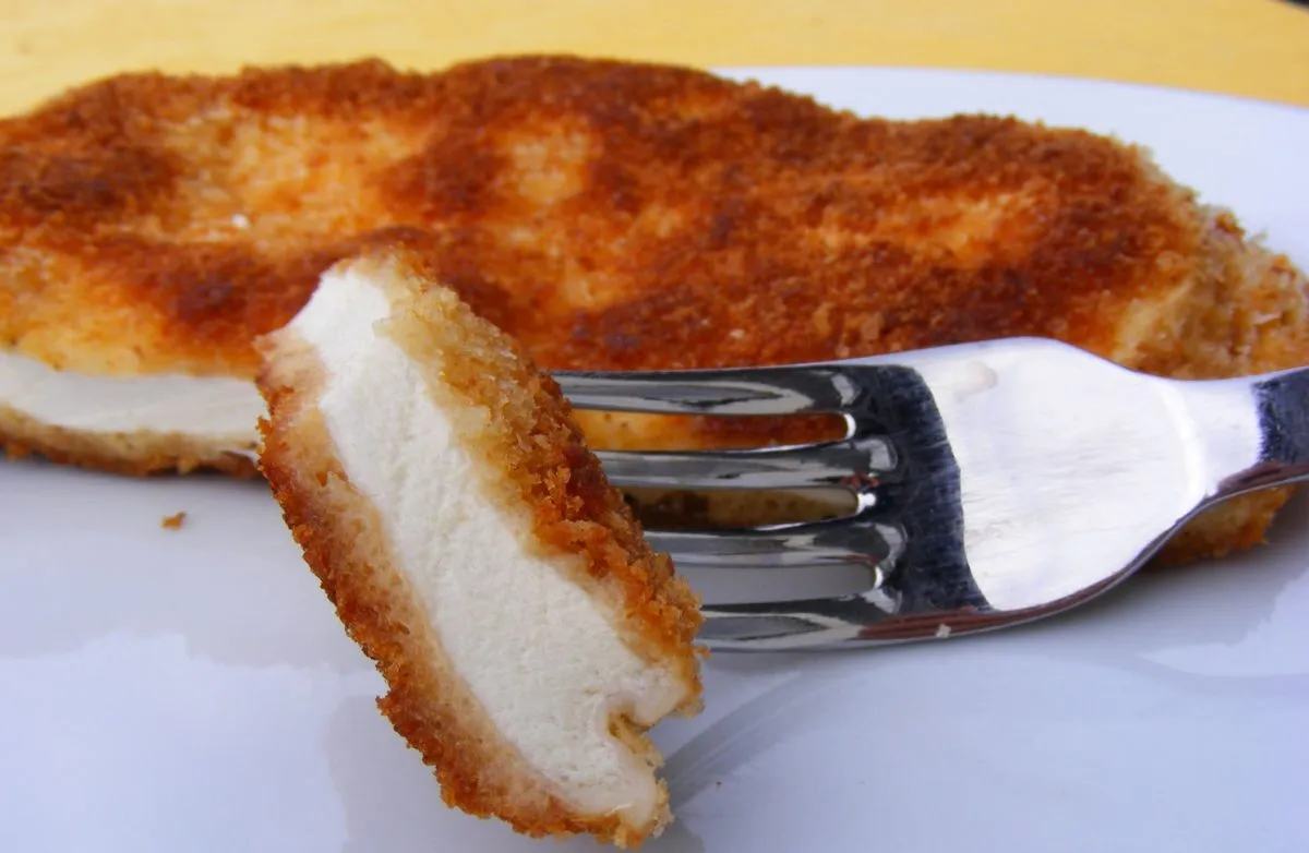 Angeschnittener Riesenbovist: Innenleben des Pilzes, um Frische und Qualität vor der Zubereitung zu prüfen