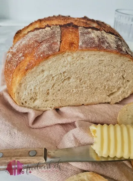 Angeschnittenes Hausbrot mit offenporiger Krume und knuspriger Rinde