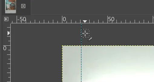 Animation, die den Punktfang an Hilfslinien außerhalb der Leinwand in GIMP 2.10.24 zeigt