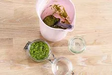 Anleitung: Fertiges Basilikum Pesto in ein Schraubglas füllen