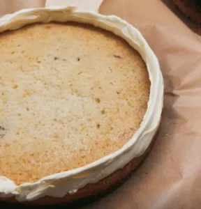 Anleitung zum Spritzen eines Nests aus Buttercreme