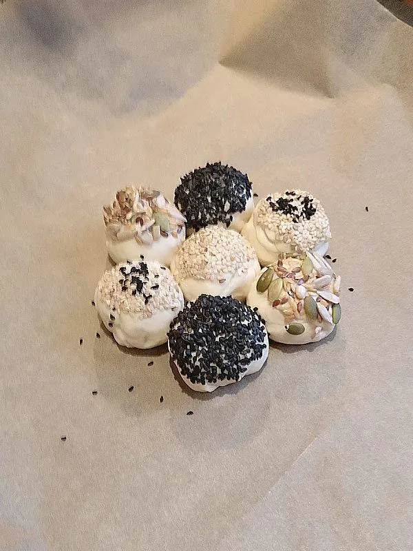 Anordnen der geformten Partybrötchen-Kugeln auf dem Backblech, um das charakteristische Wagenrad-Muster zu bilden.