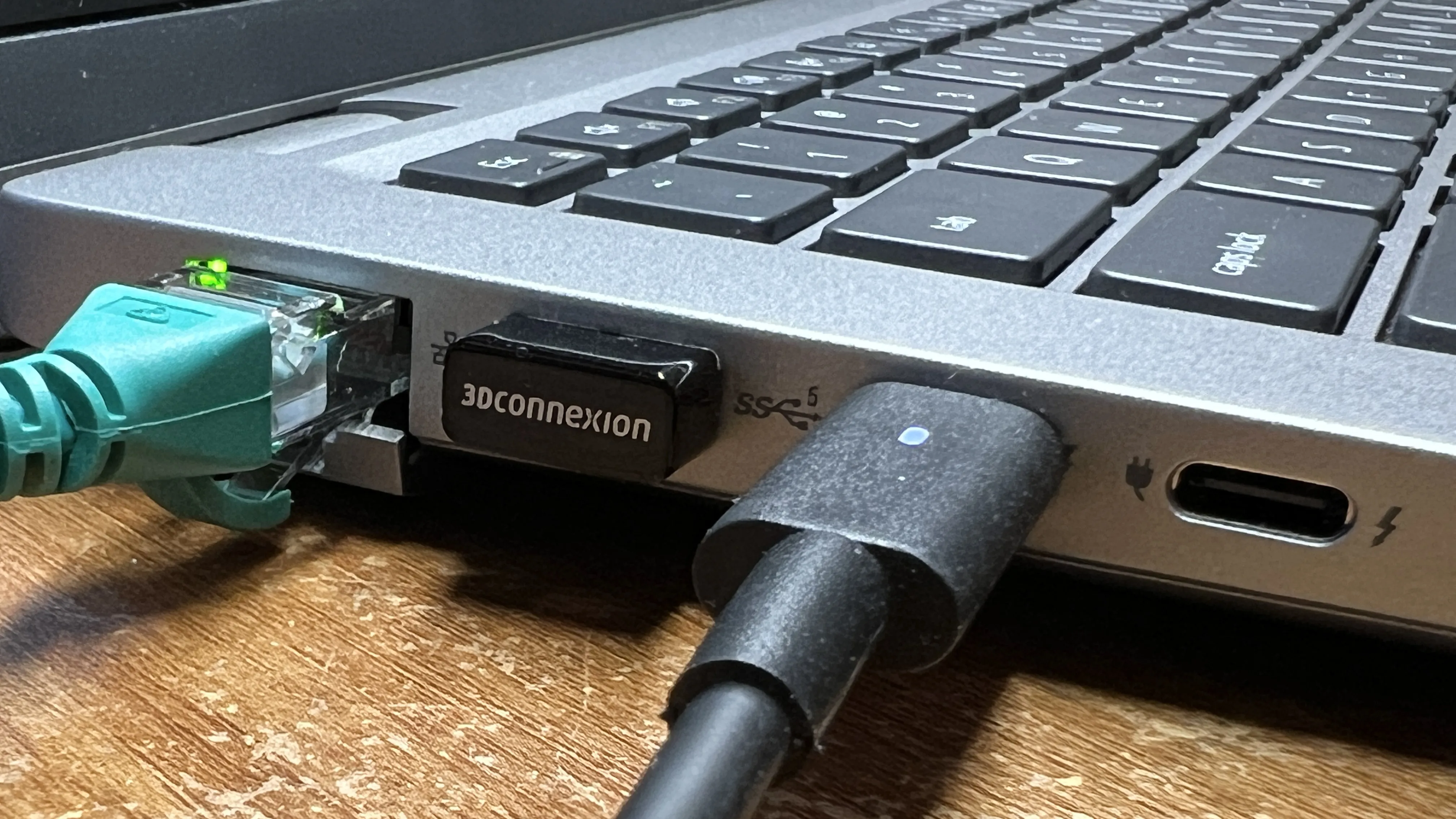 Anschlussmöglichkeiten der 3Dconnexion SpaceMouse Pro Wireless: USB-Kabel und Universal Receiver