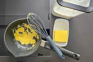 Anschmelzende Butter und Mehl in einem Topf für die Zubereitung der Mehlschwitze für Béchamelsauce