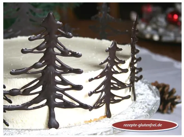 Anschnitt der glutenfreien Käse-Sahne-Torte mit cremigem Quarkbelag und Schoko-Bäumen