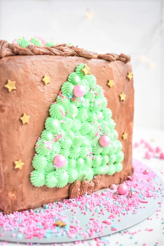 Anschnitt des Weihnachts-Geburtstagskuchens mit Mandarinen-Gelee und Mascarpone-Creme