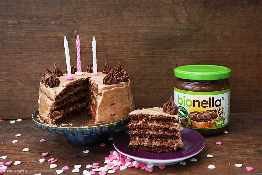 Anschnitt einer schnellen Bionella Geburtstagstorte mit mehreren Schichten und veganer Creme, ideal für eine kleine Feier