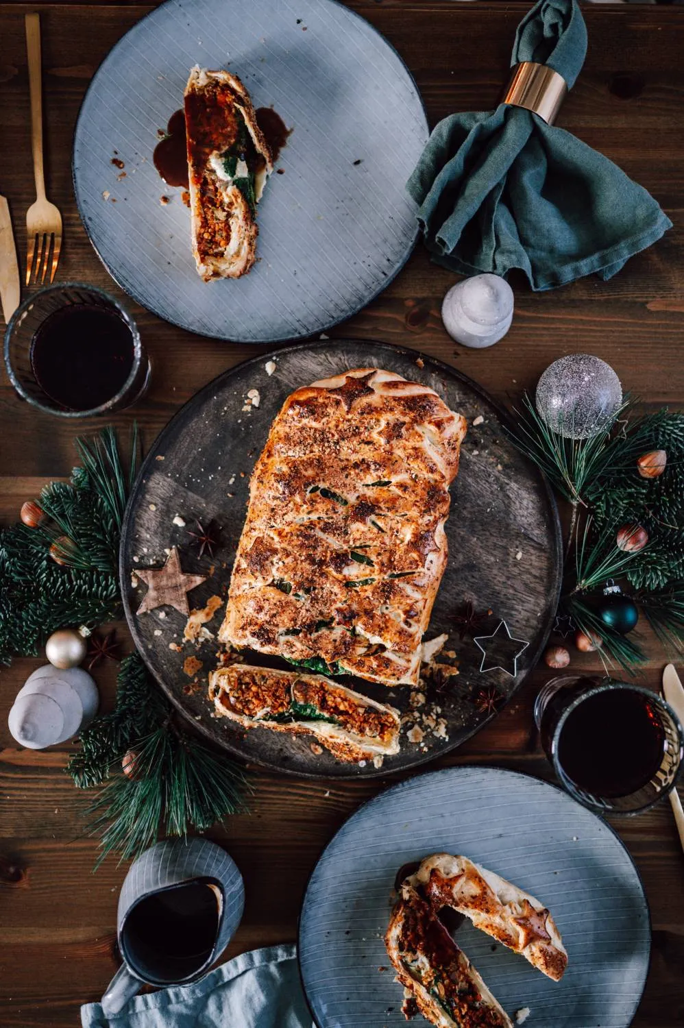 Anschnitt eines fertig gebackenen Veggie Wellingtons, dampfend heiß