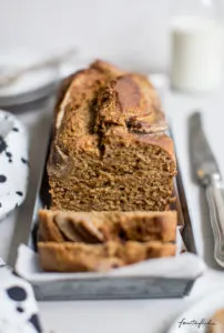 Anschnitt eines gesunden Bananenbrots, ideal für Kinder und als Geburtstagskuchen Alternative