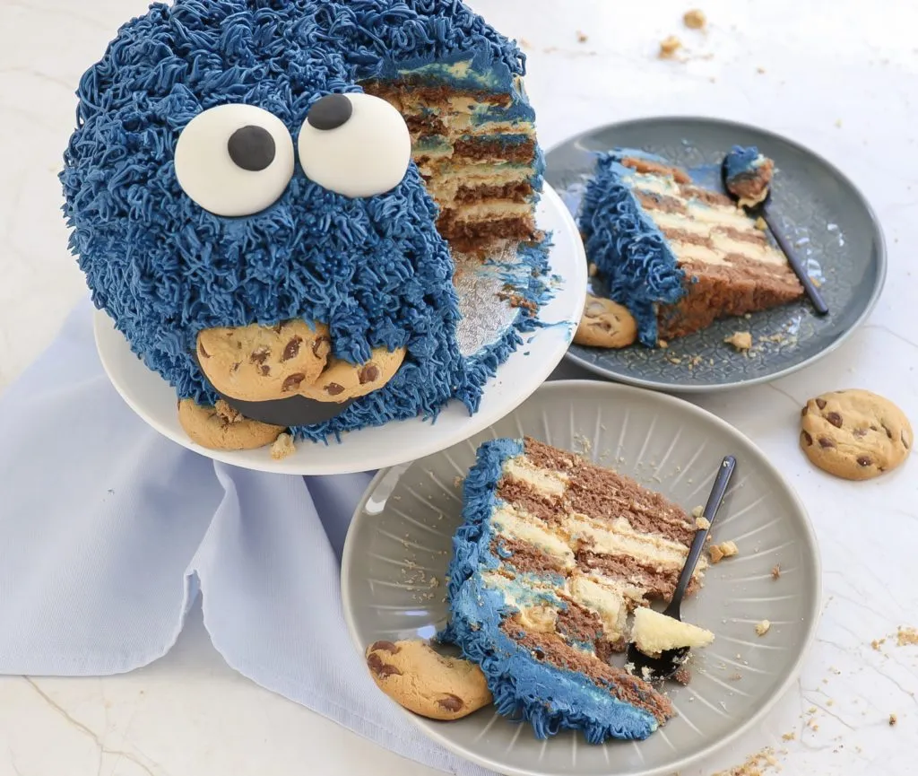 Anschnitt eines Krümelmonster Geburtstagskuchens mit beeindruckendem Schachbrettmuster aus hellen und dunklen Böden