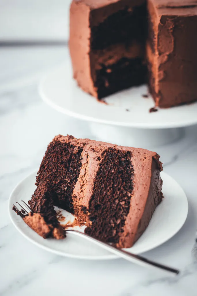 Anschnitt eines Schokokuchens mit Schoko-Frosting: Ein perfekter Geburtstagskuchen, der begeistert und einfach gelingt