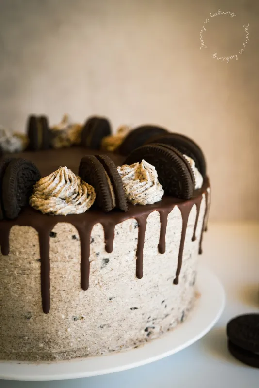 Anschnitt eines veganen Oreo Kuchens mit saftigen Schokoböden und cremiger Oreo-Füllung