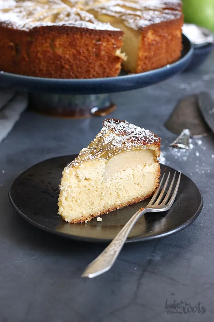 Anschnitt eines zuckerfreien Apfelkuchens mit Äpfeln und Puderxylit
