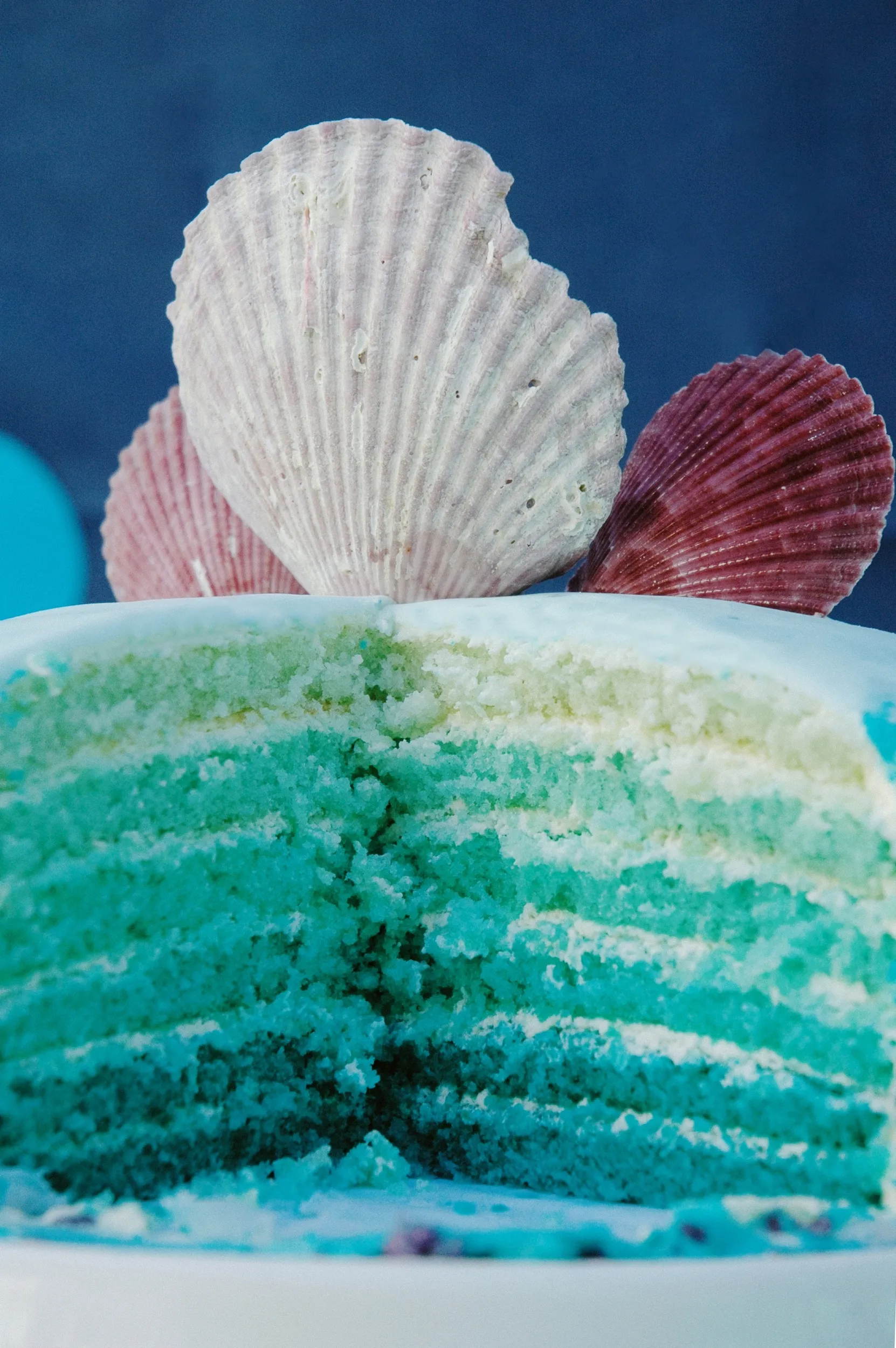 Anschnitt vom Meerjungfrau Geburtstagskuchen mit Farbverlauf in Blau- und Grüntönen