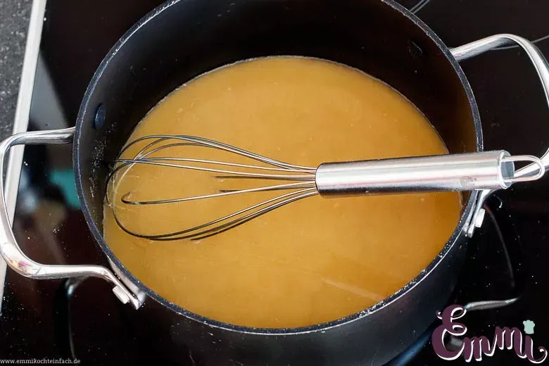 Anschwitzen von Mehl in Butter für die Basis der Hühnerfrikassee Soße