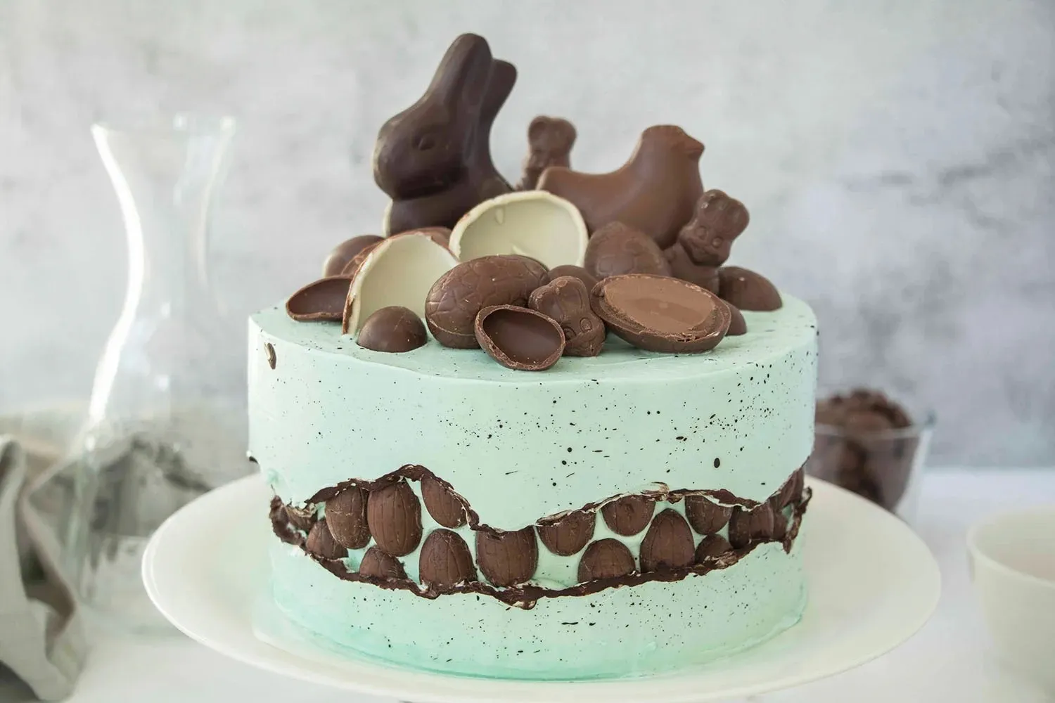 Ansicht der Fault Line Ostertorte von oben mit reicher Schokoladenverzierung