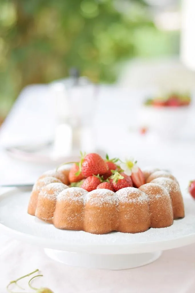 Ansicht eines Anschnitts vom Wunderkuchen mit nur zwei Zutaten, der einfachste Kuchen für schnelle Backideen.