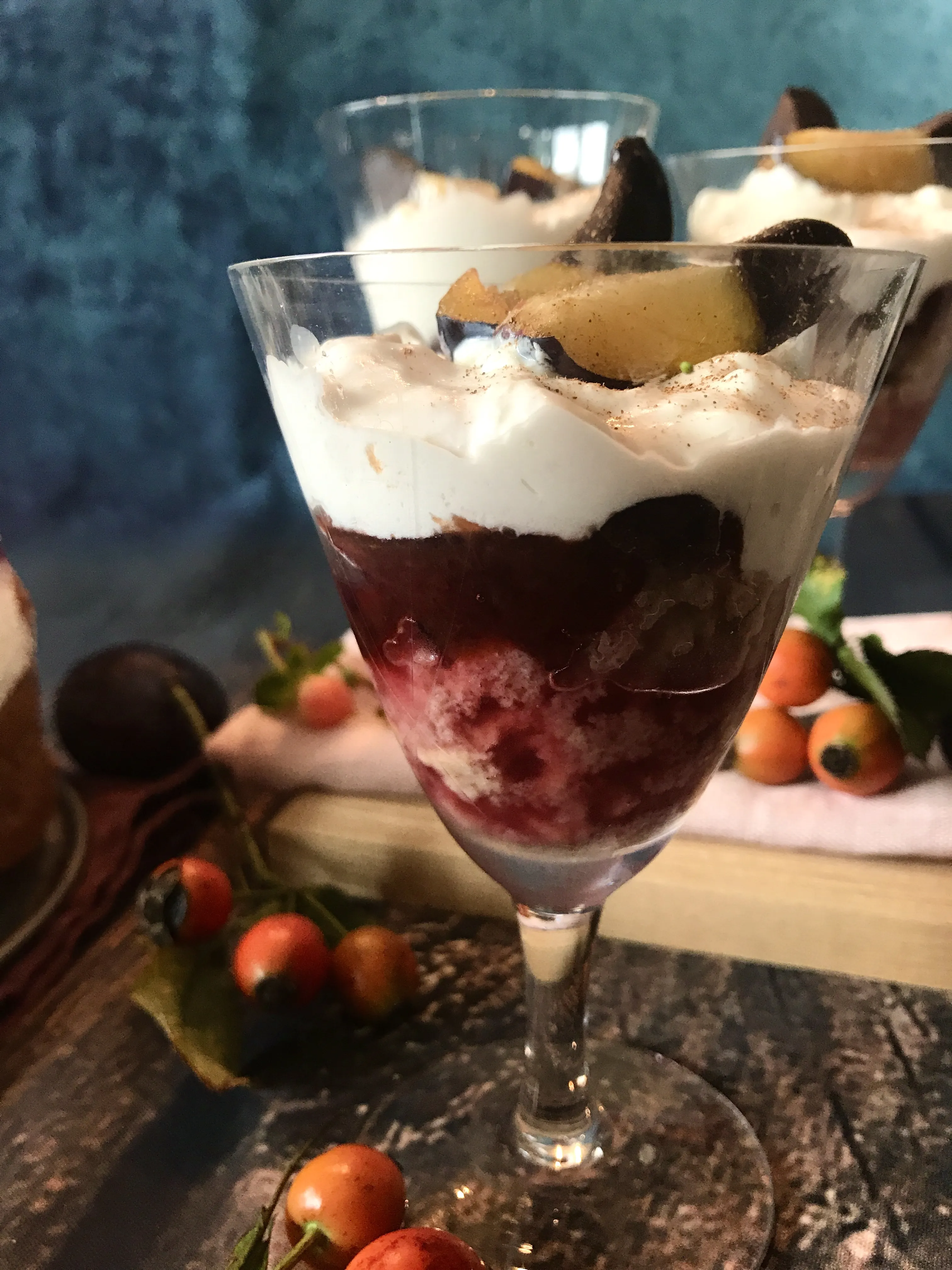 Ansicht von oben auf die festliche Rotwein Sahne Torte mit Rum-Pflaumen-Dekor