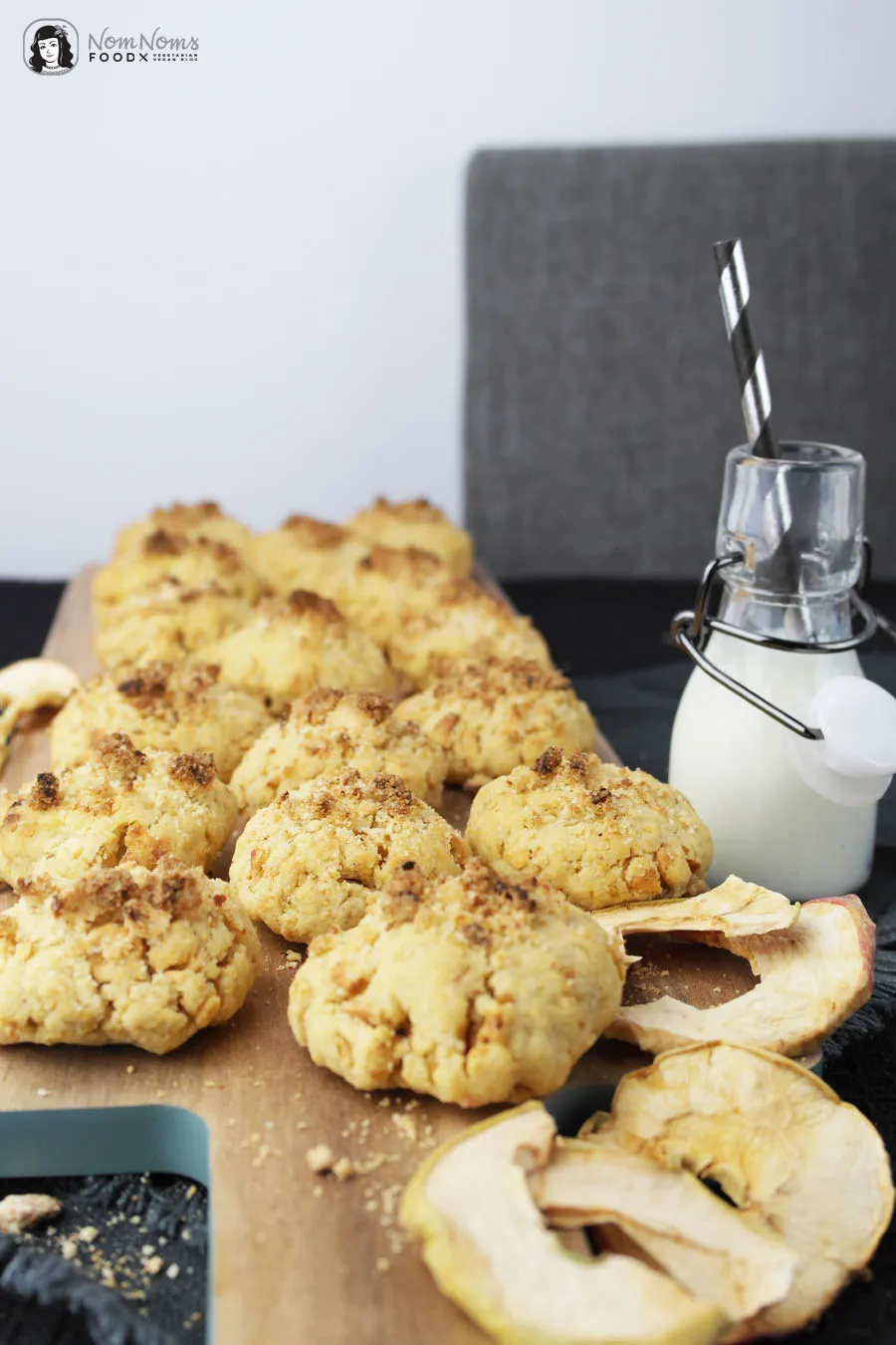 Ansprechend angerichtete Apfel-Streusel-Kekse für den Kaffeetisch