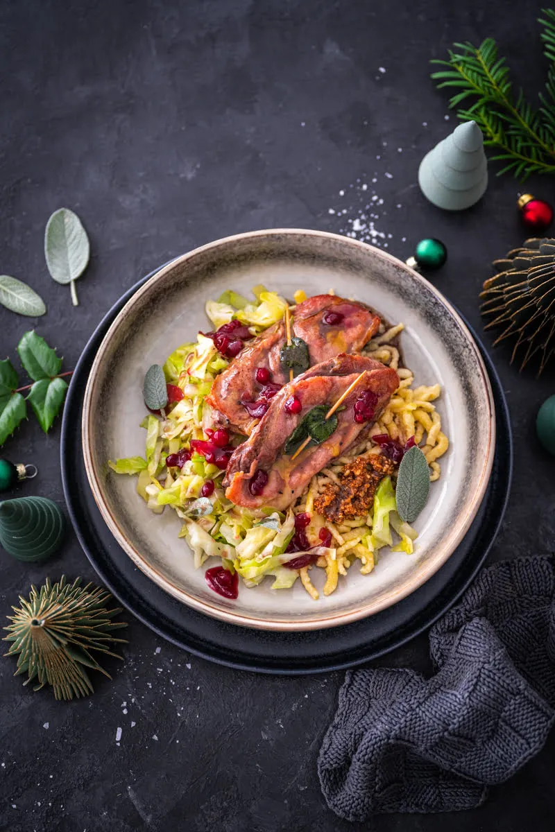 Ansprechend angerichtete Rehschnitzel mit regionalen Beilagen, ideal für ein festliches Weihnachtsmenü