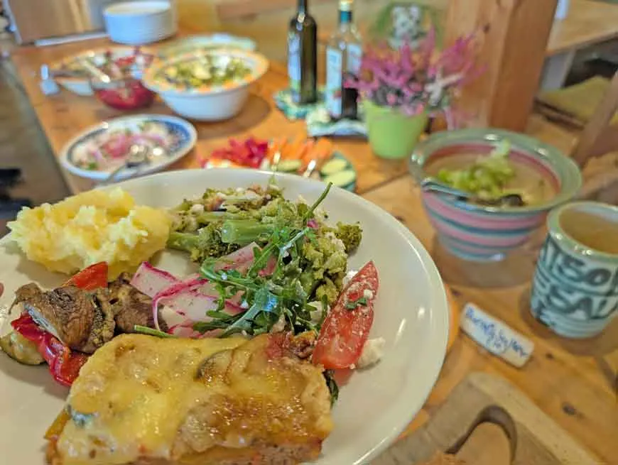 Ansprechend angerichteter Teller mit vollwertigem Abendessen