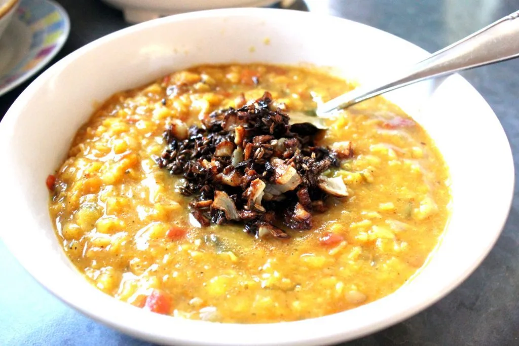 Ansprechend angerichtetes Dal Tadka, ein veganes Linsengericht