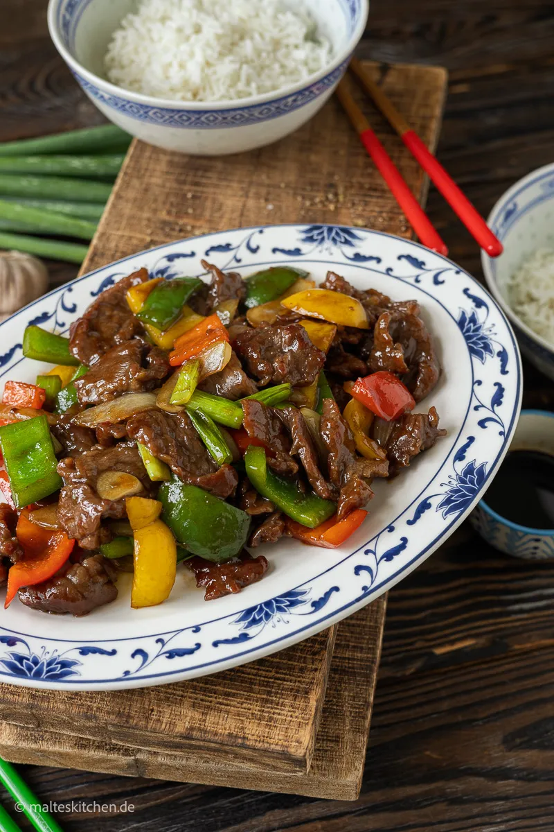 Ansprechend angerichtetes Hauptgericht mit Fleisch