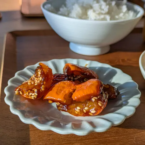 Ansprechend angerichtetes Kabocha Nanban, ein süß-saures japanisches Kürbisgericht, perfekt als Beilage.