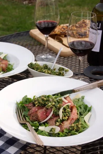 Ansprechend angerichtetes Steakgericht mit Salat und Parmesan