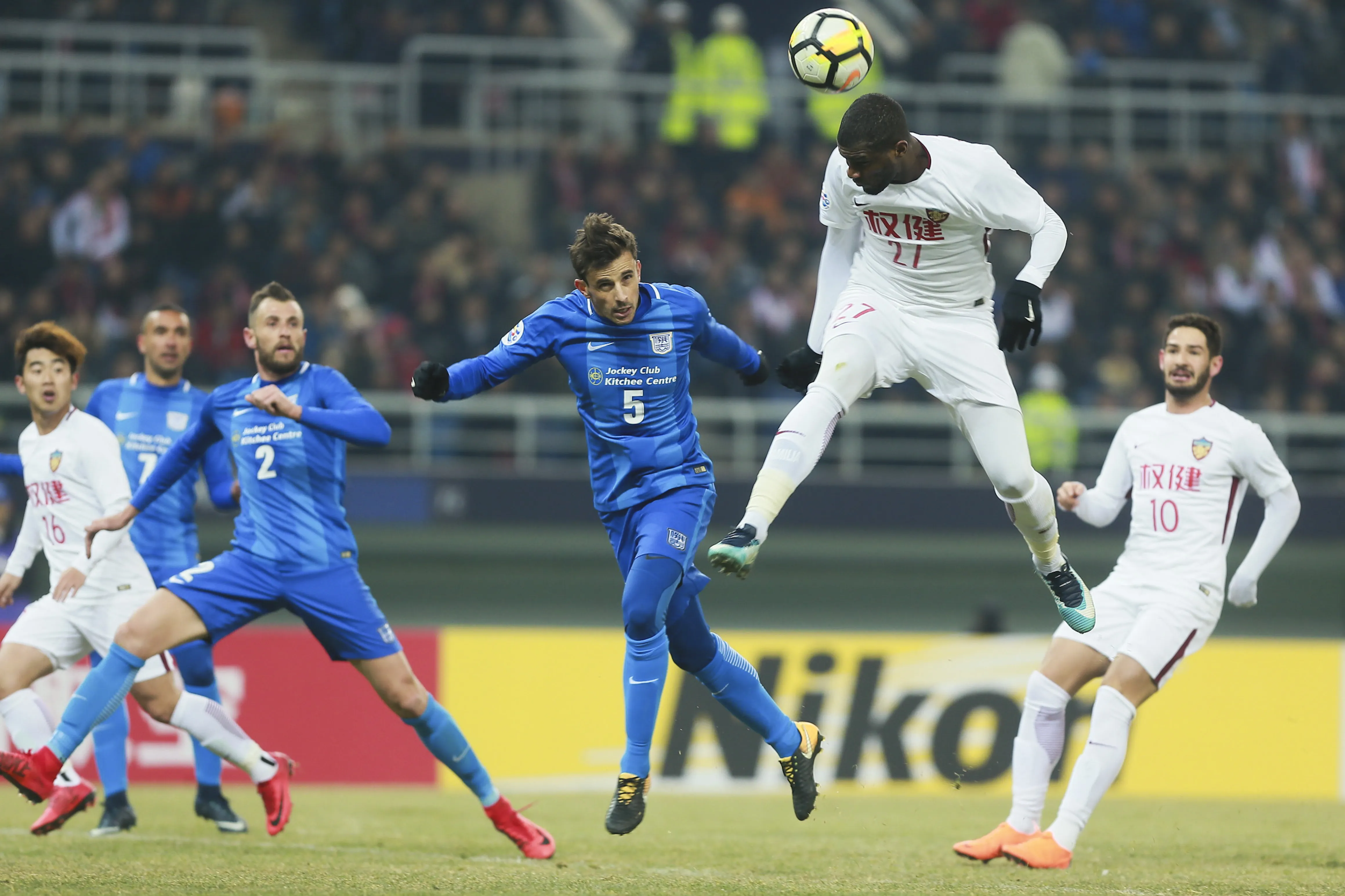 Anthony Modeste im Trikot von Tianjin Quanjian während seiner Zeit in der Chinese Super League, seine Kopfballstärke ist eine BVB-Stärke.