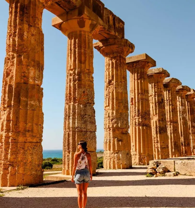 Antike Tempelruinen in Selinunte, Sizilien, die von der reichen Geschichte der Insel zeugen.