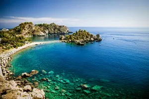 Antikes Theater von Taormina mit Blick auf den Ätna auf Sizilien, ein geschichtsträchtiges Ziel für Juli-Ferien.