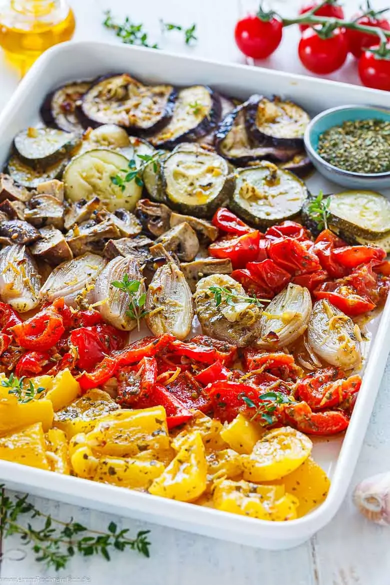 Antipasti aus frischem Gemüse und würziger Marinade