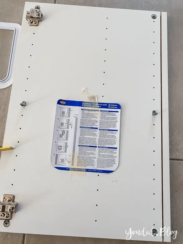 Anzeichnen der Katzenklappe auf dem Seitenteil des IKEA Besta Schranks
