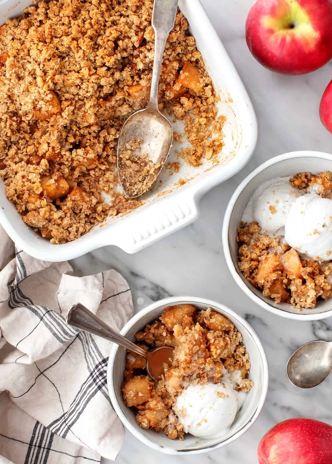 Apfel Crumble, ein klassisches warmes veganes Dessert