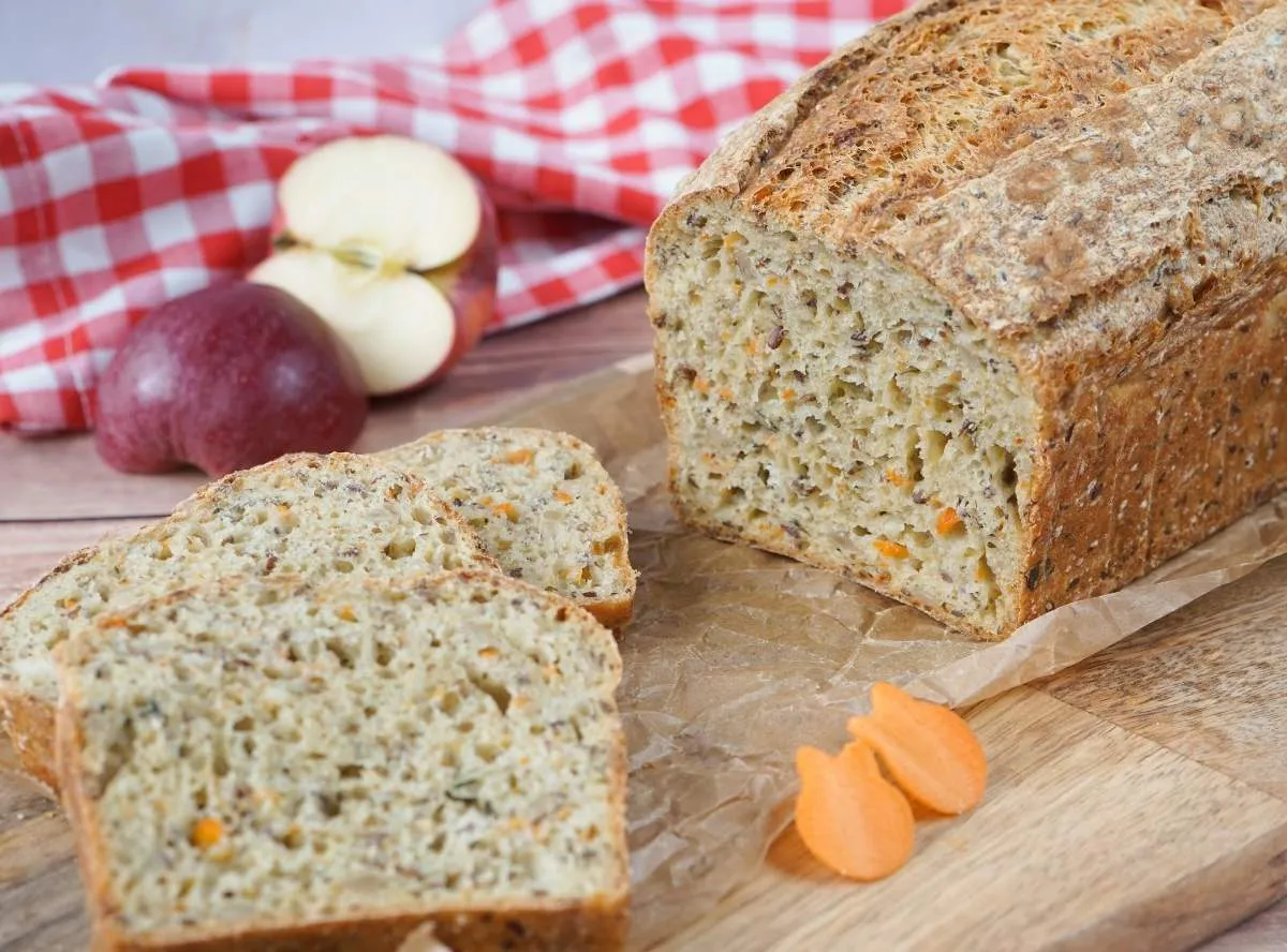 Apfel-Möhren-Körnerbrot, rustikal und gesund