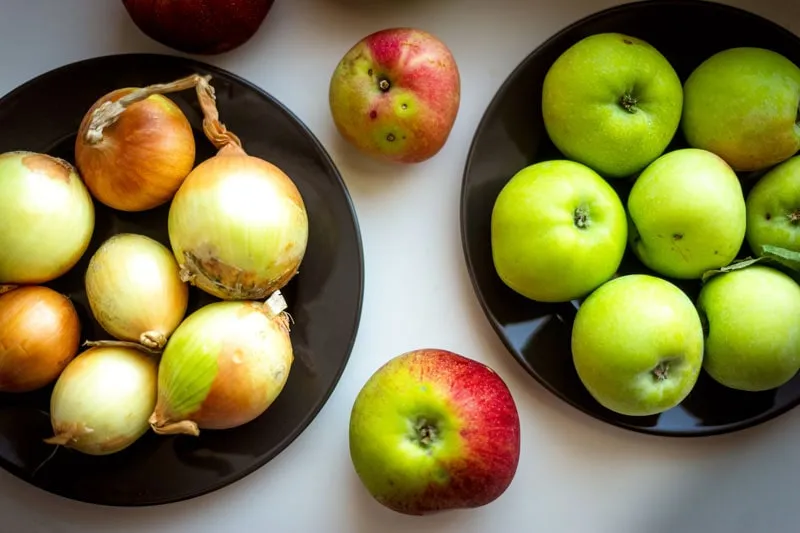 Äpfel und Zwiebeln werden für Apfelchutney vorbereitet