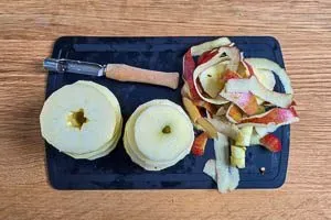 Apfel vorbereiten: Entkernen und in Scheiben schneiden