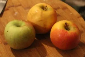 Äpfel werden entkernt