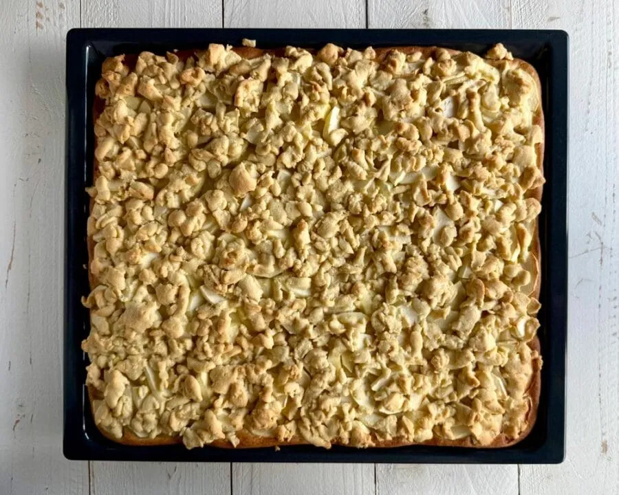 Apfelkuchen mit Hefeteig und Streusel nach dem Backen.